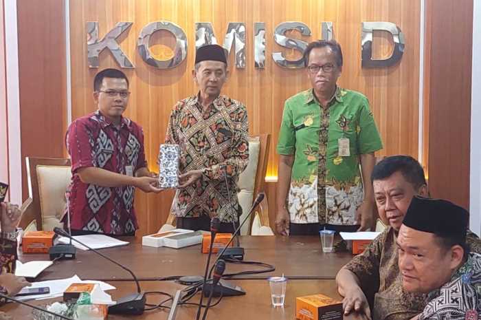 Kabid Perdagangan Dindagkop UKM Pemkab Demak Sri Sasongko saat menghadiri kunker DPRD Pekalongan di DPRD Demak. (Wahib Pribadi/Jawa Pos Radar Semarang)