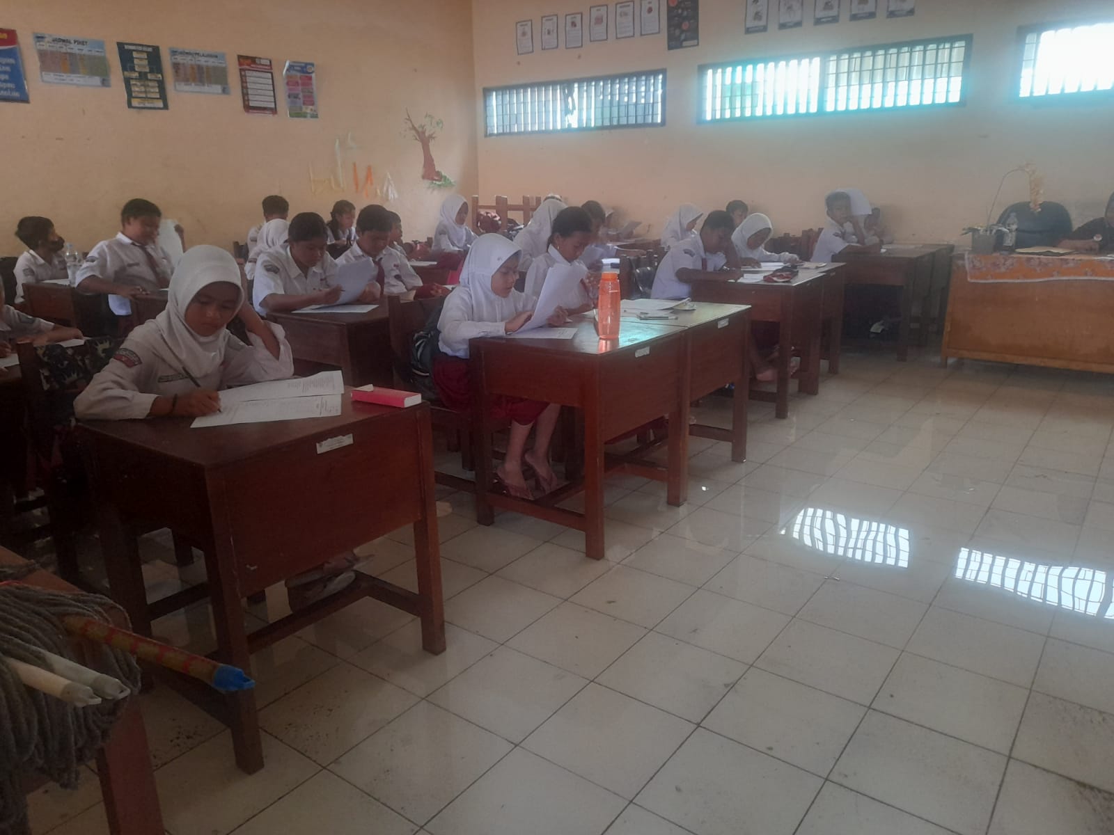 Suasana para siswa SD Negeri Muktiharjo Lor ketika mengerjakan Penilaian Akhir Semester (PAS), Selasa (28/11). (Figur Ronggo Wassalim/Jawa Pos Radar Semarang)