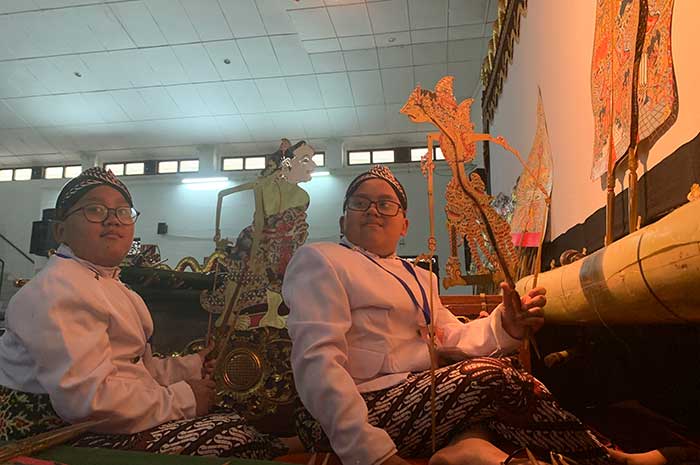 Bagas Satyanegara dan Brata Satrianegara saat mengikuti Final Festival Dalang Cilik Kota Semarang 2023. M. IQBAL AMAR/JAWA POS RADAR SEMARANG