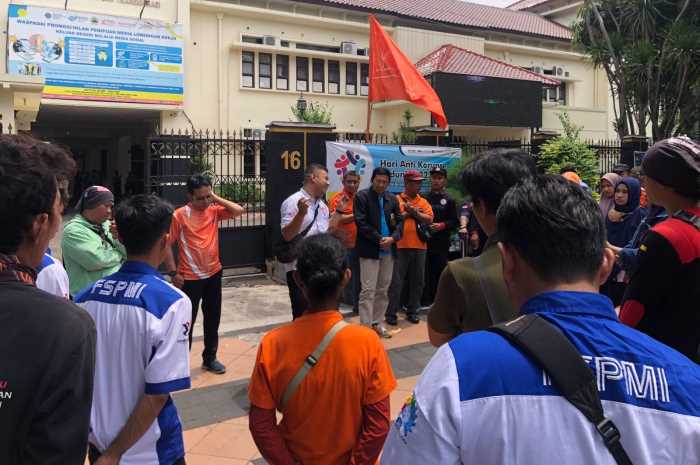 Sejumlah buruh dari KSPI menggeruduk Rapat Pleno UMK 2024 yang dilaksanakan Dewan Pengupahan di Kantor Disnakertrans Jateng, kemarin. KHAFIFAH ARINI PUTRI/JAWA POS RADAR SEMARANG