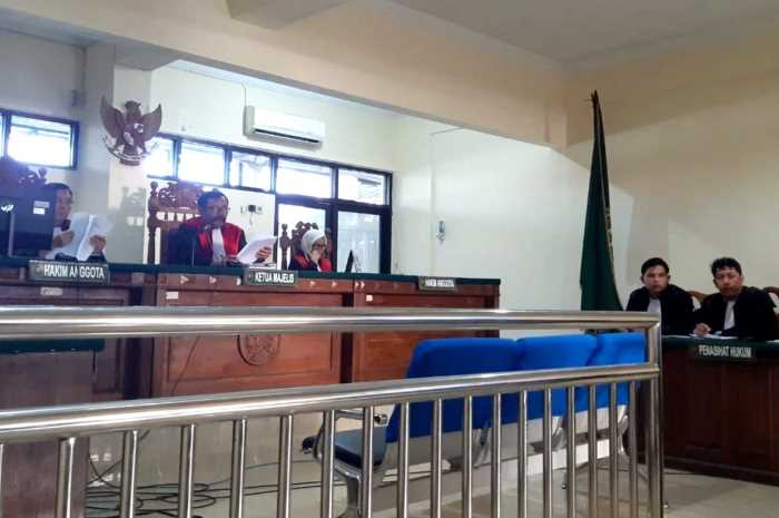 Ketua Majelis Hakim Suwanto menjatuhkan vonis terdakwa Aldina Rahmat Danny kasus pabrik ekstasi di PN Semarang, Selasa (28/11).&nbsp;IDA FADILAH/JAWA POS RADAR SEMARANG