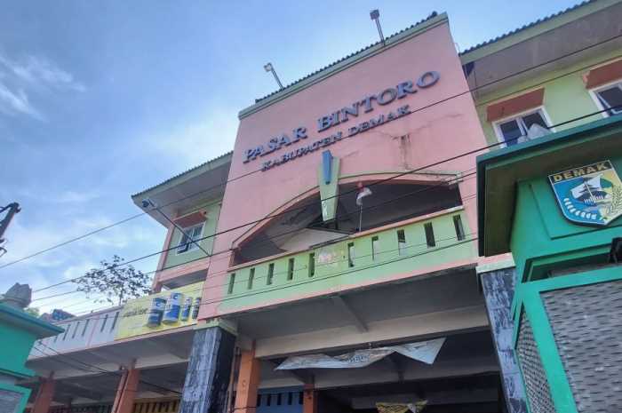 Pasar Bintoro Kota Demak merupakan pasar induk yang menjadi pusat perdagangan dan menjadi jujukan pembeli. (Wahib Pribadi/Jawa Pos Radar Semarang)