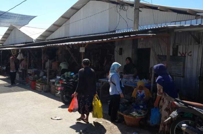 Pedagang menempati pasar sementara karena hingga kini pembangunan Pasar Brambang masih dalam proses penyelesaian. (Wahib&nbsp;Pribadi/Jawa Pos Radar Semarang)