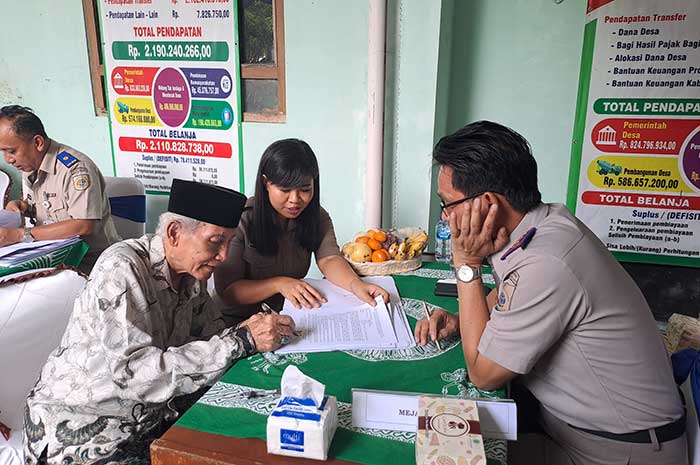 Warga mengurus pembebasan bidang miliknya yang terkena jalan tol, pada pembayaran UGR di Balai Desa Bojong, Selasa (28/11). ROFIK SYARIF G P/JAWA POS RADAR SEMARANG  &nbsp;