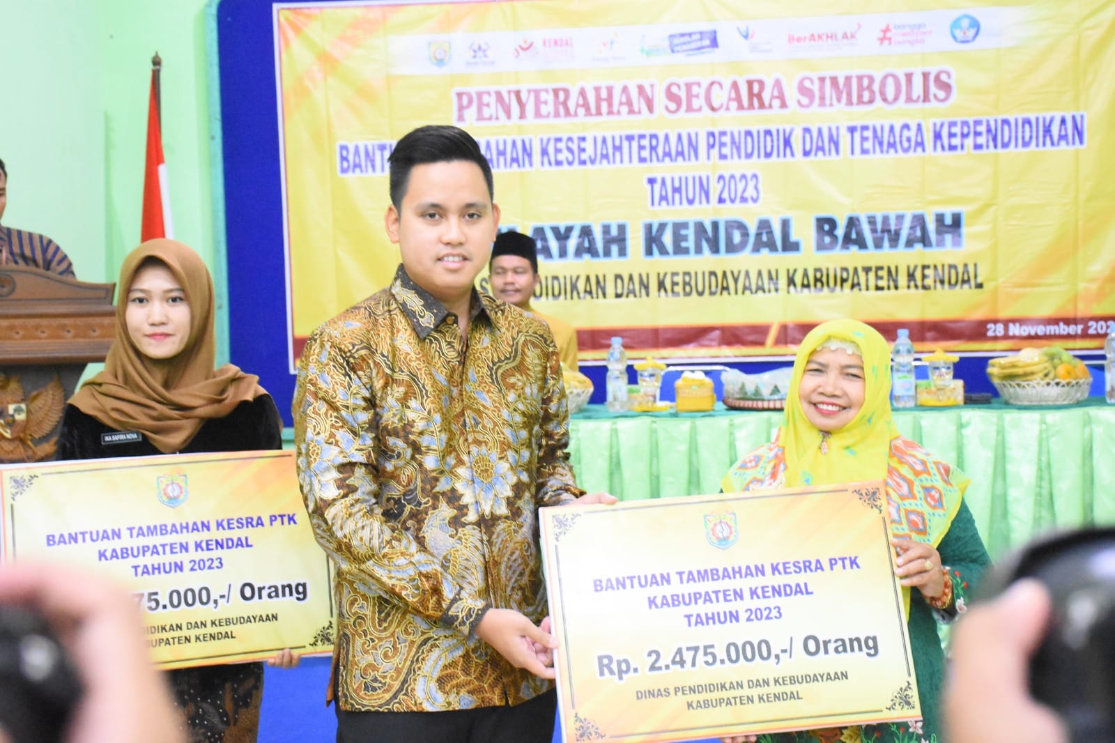 Bupati Kendal saat memberikan tambahan penghasilan untuk tenaga pendidik di Kabupaten Kendal.