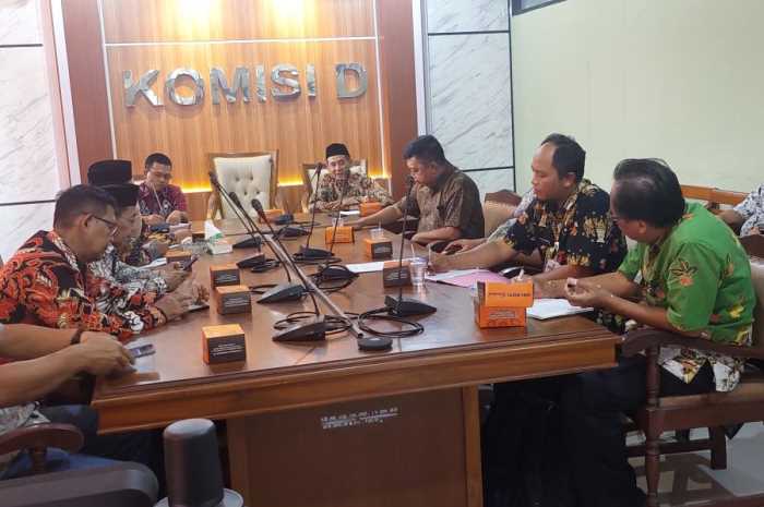 Kabid Perdagangan Dindagkop UKM Demak Sri Sasongko hadir dalam penerimaan DPRD Pekalongan di Komisi D DPRD Demak dalam rangka kunjungan kerja (kunker) dewan. (Wahib&nbsp;Pribadi/Jawa Pos Radar Semarang)