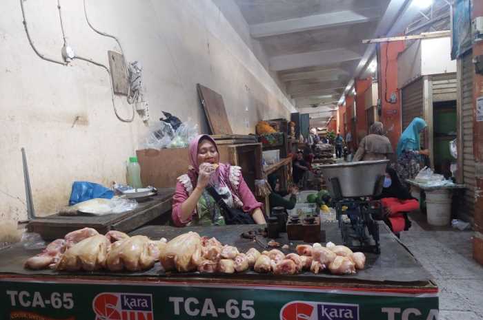 Pedagang Pasar Bintoro menjual barang dagangannya masih dengan sistem manual. Diharapkan, digitalitasi pasar dapat menunjang berbagai informasi tentang kebutuhan pasar. (Wahib&nbsp;Pribadi/Radar Semarang)