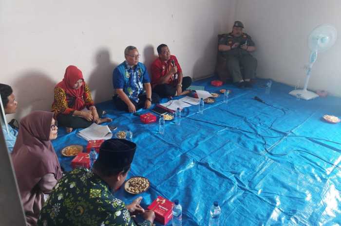 Kepala Dindagkop UKM Pemkab Demak Iskandar Zulkarnain sosialisasikan penanganan dugaan pungli dan premanisme di Pasar Bintoro. (Wahib&nbsp;Pribadi/Jawa Pos Radar Semarang)