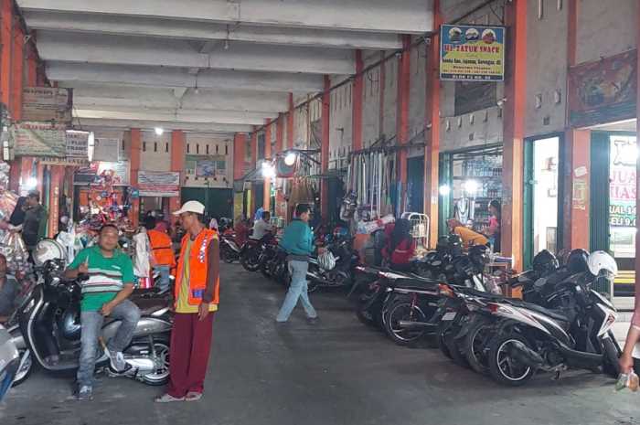 Pasar Bintoro memiliki area parkir kendaraan roda dua dilantai bawah dan lantai dua. (Wahib&nbsp;Pribadi/Jawa Pos Radar Semarang)