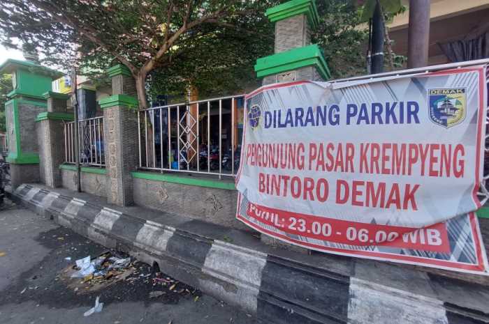 Depan Pasar Bintoro Kota Demak dipasang pengumuman dilarang parkir untuk pengunjung pasar Krempyeng. (Wahib Pribadi/Jawa Pos Radar Semarang)