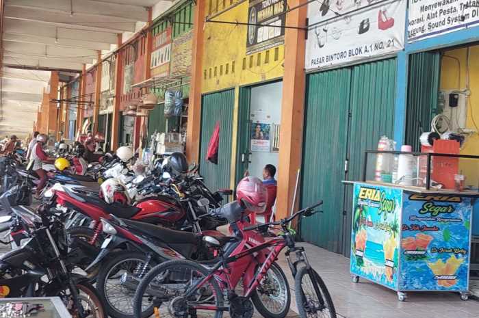 Pedagang dan pengunjung Pasar Bintoro memarkir kendaraannya dihalaman pasar. (Wahib&nbsp;Pribadi/Jawa Pos Radar Semarang)