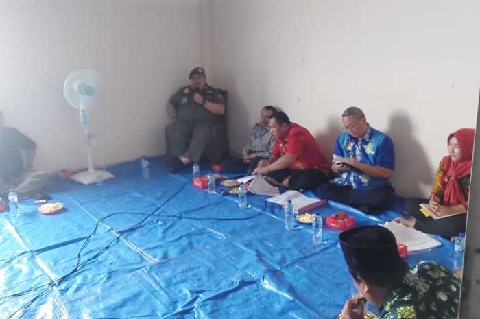 Kepala Satpol PP Pemkab Demak Agus Sukiyono bersama Kepala Dindagkop UKM Iskandar Zulkarnain menyampaikan sosialisasi penertiban pedagang di Pasar Bintoro. (Wahib&nbsp;Pribadi/Jawa Pos Radar Semarang)