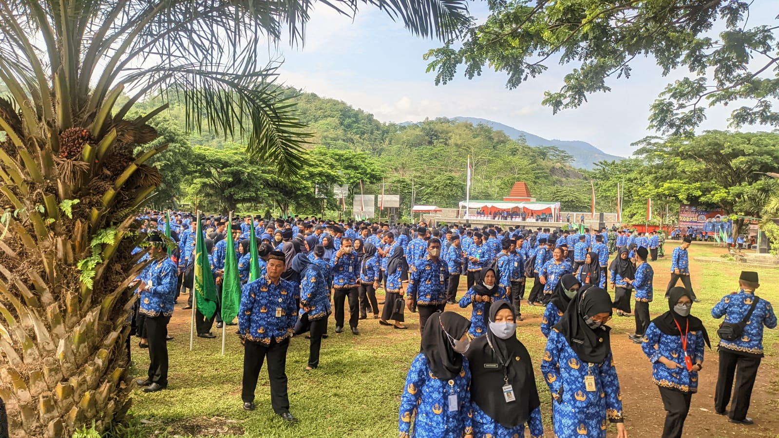 Para ASN saat setelah Upacara HUT Korpri ke 52 di Alun-Alun Bung Karno, Kalirejo, Ungaran Timur