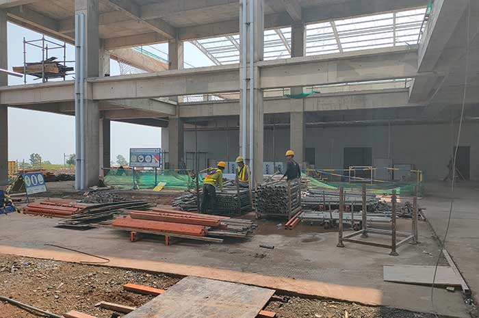 Para pekerja konstruksi sedang bekerja dalam proyek pembangunan gedung perkantoran.&nbsp;RIYAN FADLI/JAWA POS RADAR SEMARANG