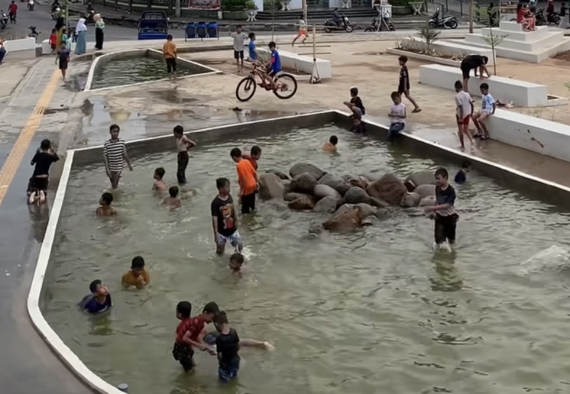 Tangkapan layar fasilitas kolam di RTH Kaliwungu viral digunakan untuk berenang.