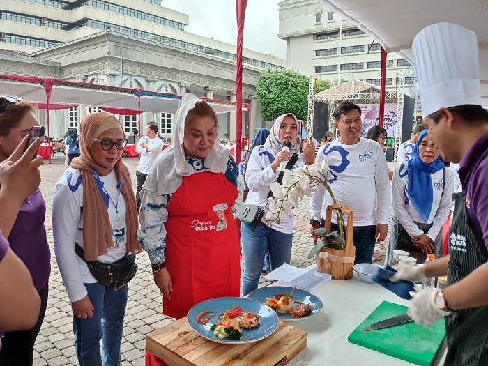 Wali Kota Semarang Hevearita G Rahayu bersama Sekjen BPD PHRI Jateng, Yantie Yulianti meninjau stand peserta lomba masak antar hotel di halaman Balaikota, Sabtu (25/11).
