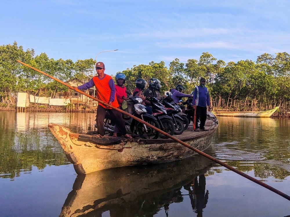 Perahu Penyeberangan Tradisional di Dukuh Kajongan, Kota Tegal