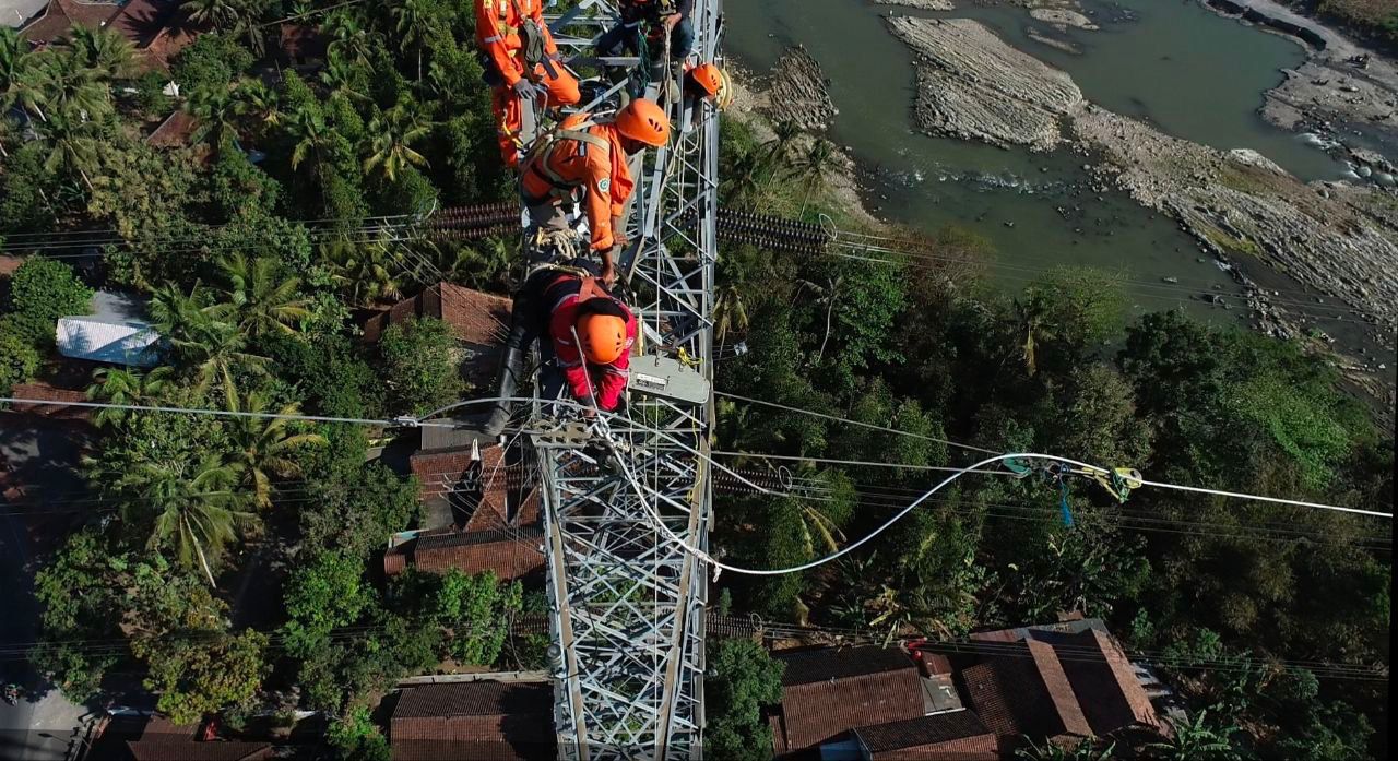 JAGA KEANDALAN PASOKAN : Petugas PLN Unit Induk Transmisi Jawa Bagian Tengah UIT JBT melalui UPT Salatiga memastikan pasokan listrik tanpa kedip selama 24 jam selama penyelenggaraan Piala Dunia U-17.