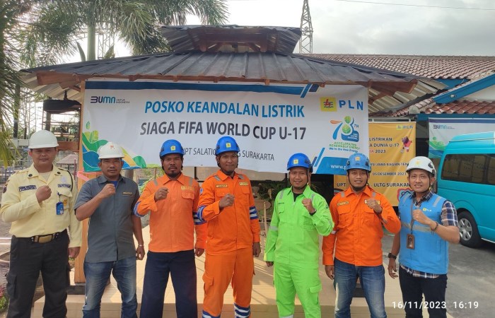SIAGA FIFA WORLD CUP : Petugas PLN Unit Induk Transmisi Jawa Bagian Tengah UIT JBT melalui UPT Salatiga memastikan pasokan listrik tanpa kedip selama 24 jam selama penyelenggaraan Piala Dunia U-17.