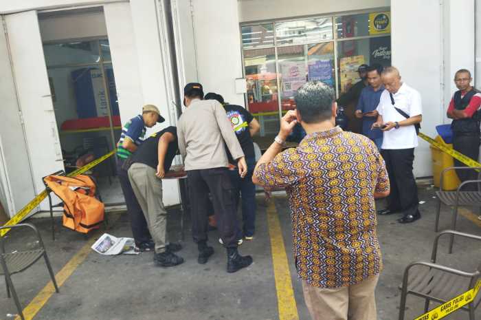 Pihak unit inafis Polrestabes Semarang mendatangi lokasi dan melakukan olah TKP.  (M HARIYATO/JAWA POS RADAR SEMARANG)
