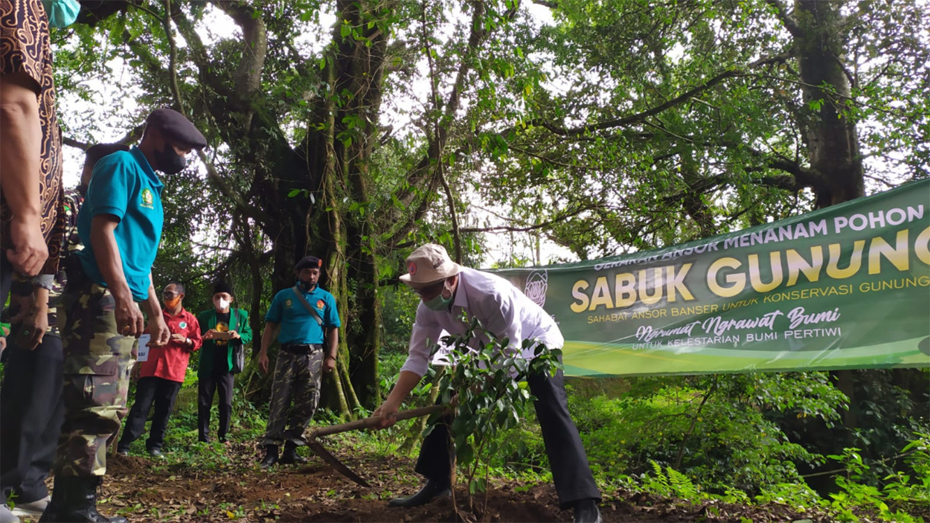Bupati Temanggung periode 2018-2023 HM Al Khadziq menanam bibit pohon beringin di mata air Jurang, Kecamatan Kledung, Kabupaten Temanggung, Rabu (1/12/2021).