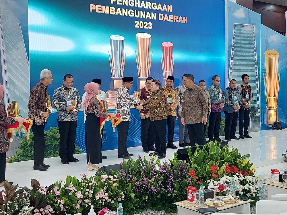 Bupati Temanggung periode 2018-2023 HM Al Khadziq  menerima piala juara 1 PPID dari Menteri PPN/Kepala Bappenas RI Suharso Monoarfa  di Jakarta Juni 2023.
