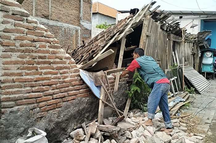 Rumah Nur Wahid di Jalan Dempel Lor RT 1 RW 14 Kelurahan Muktiharjo Kidul, Pedurungan, Rabu (29/11) pagi. FIGUR RONGGO WASSALIM/JAWA POS RADAR SEMARANG