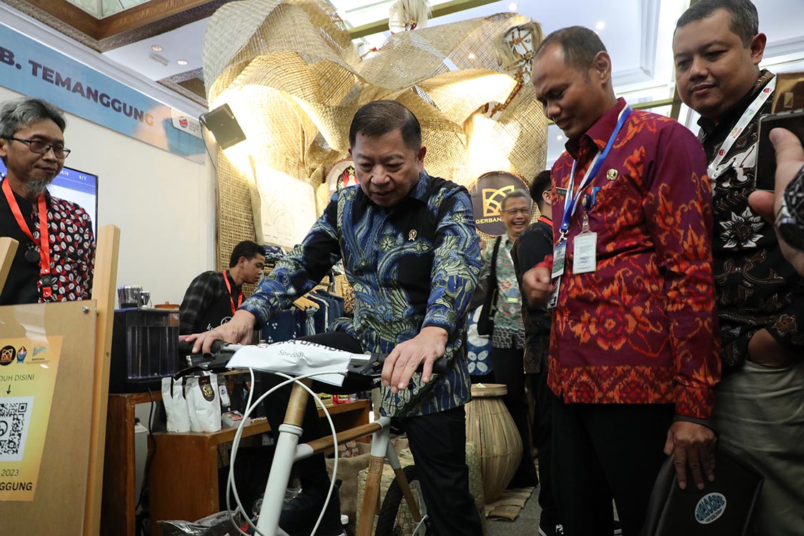 Menteri PPN/Kepala Bappenas RI Suharso Monoarfa saat mengunjungi stan Kabupaten Temanggung pada saat musrenbangnas di Jakarta, Juni 2023.