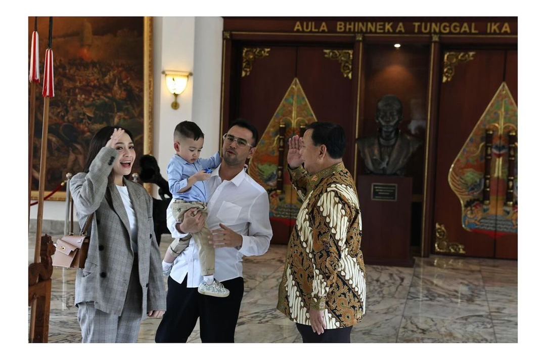 Momen Prabowo memberi salam hormat pada Cipung, di acara makan siang bersama Raffi Ahmad, Nagita Slavina, dan sederet artis tanah air lainnya, pada Rabu (29/11/2023). (Instagram Prabowo, @prabowo)