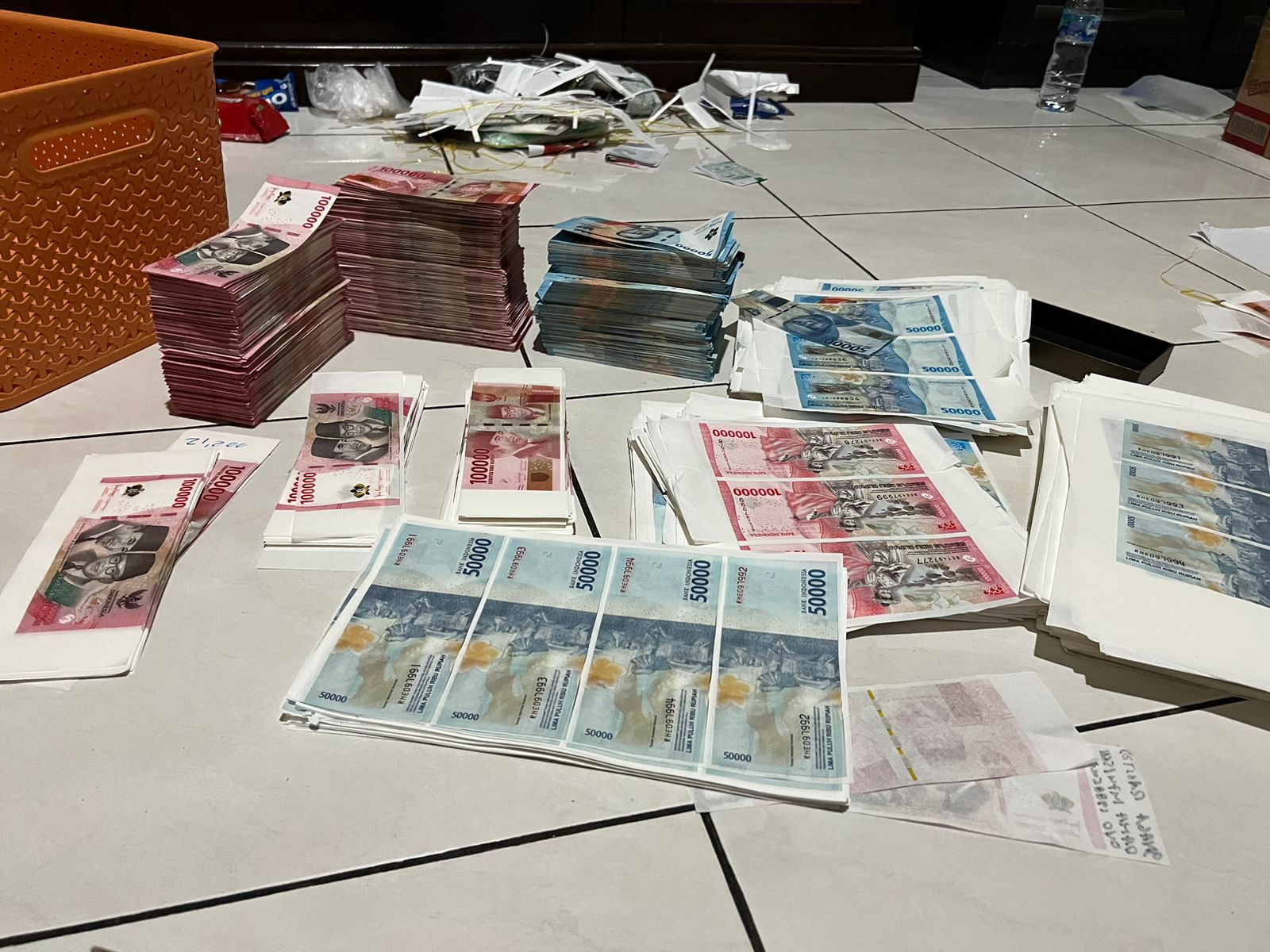 Polisi mengamankan barang bukti uang palsu. (Dhinar Sasongko/Jawa Pos Radar Semarang)