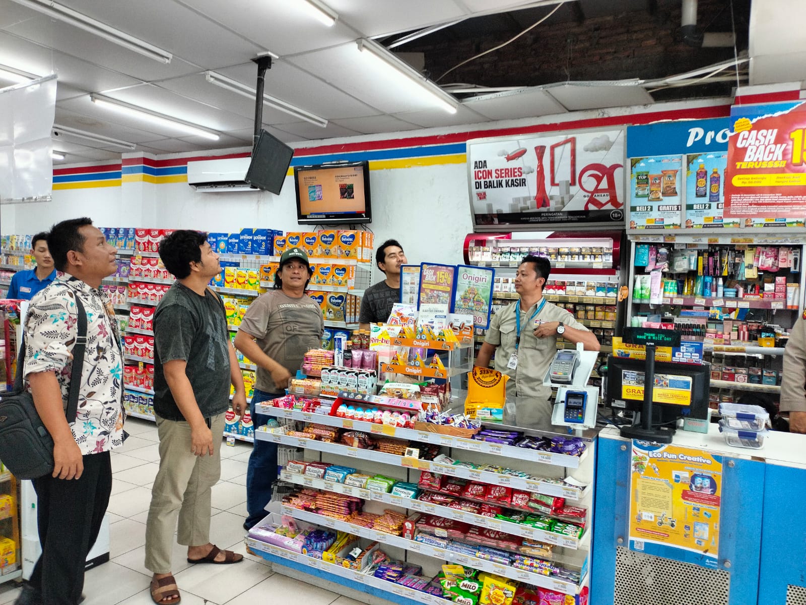 Polisi melakukan olah TKP pembobolan Indomaret Sekaran. (M Hariyanto/Jawa Pos Radar Semarang)