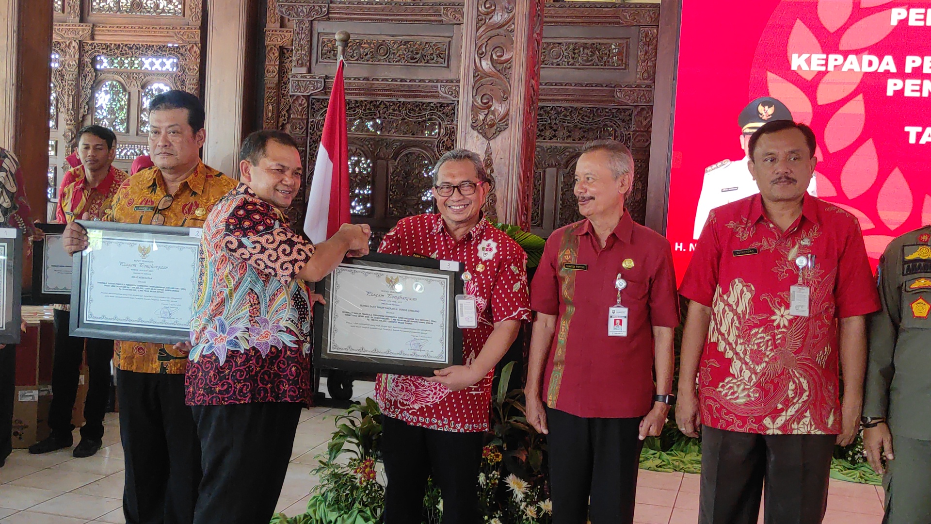 Bupati Semarang menyerahkan penghargaan bagi wajib pajak yang sudah taat pajak.