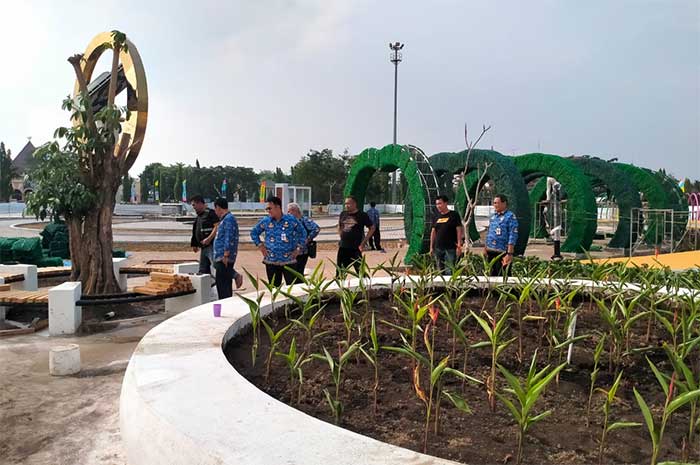 Sekda Kabupaten Pekalongan Yulian Akbar saat mengecek progress proyek Alun-Alun Kajen tahap kedua Rabu sore (29/11/2023). NANANG RENDI AHMAD/JAWA POS RADAR SEMARANG