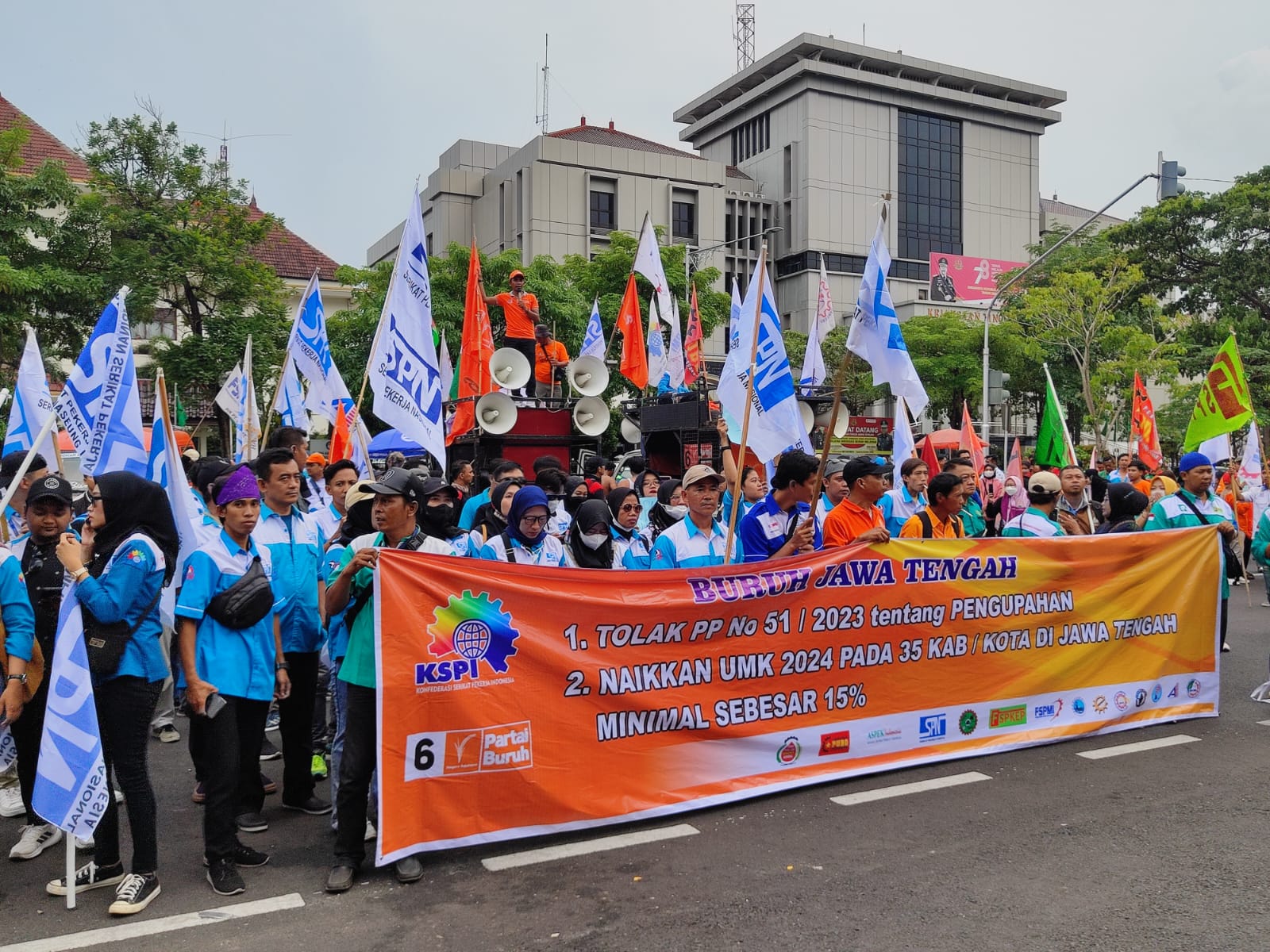 Ratusan buruh geruduk Kantor Gubernur Jateng tuntut kenaikan UMK 15 persen.