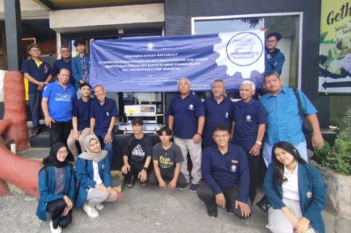 Tim Pengabdian kepada masyarakat Prodi Rekayasa Perancangan Mekanik&nbsp; Sekolah Vokasi Undip saat memberikan bantuan&nbsp; peralatan kepada UKM Gendhis Manis Ungaran Kab. Semarang, Senin (20/11/23).