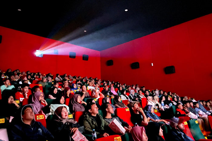 Suasana nonton bareng di bioskop baru di Kampung Karangkajen, Wonosobo Timur.