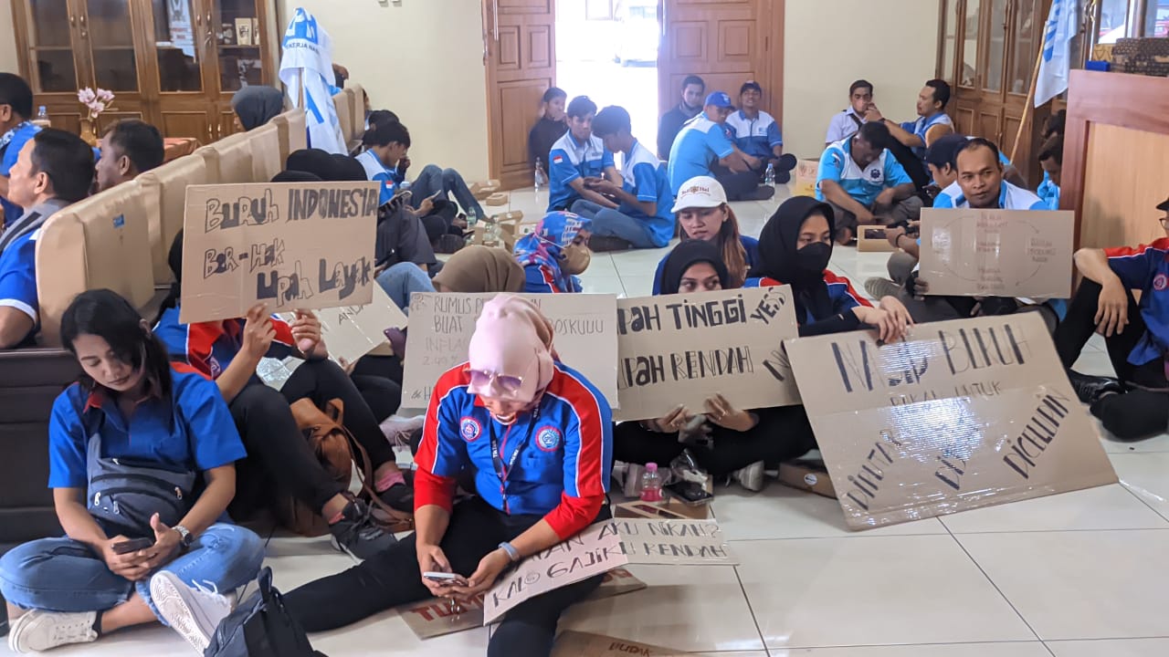 Para pekerja berada di DPRD Kabupaten Semarang saat menunggu proses audiensi