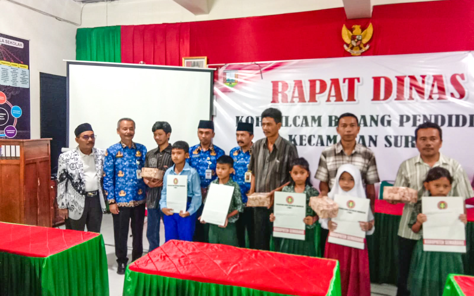 Warga yang menerima bantuan dari PGRI Kabupaten Semarang