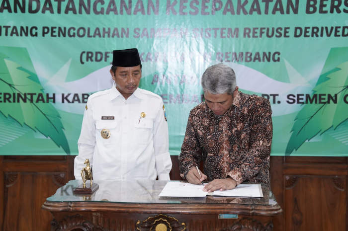 Dirut PT Semen Gresik, Muchamad Supriyadi dan Bupati Rembang, H. Abdul Hafidz, menandatangani MOU Perjanjian Kerjasama Pengelolaan Sampah dengan Sistem RDF antara PT Semen Gresik dan Pemkab Rembang