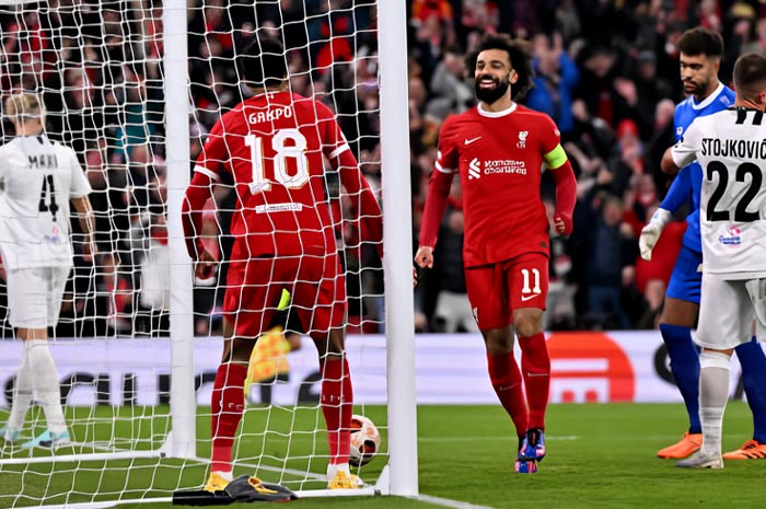 Mohammed Salah dan Cody Gakpo setelah mencetak gol ke gawang LAZK di Liga Eropa 2023/24. Liverpool menang 4-0 dan lolos 16 besar.
