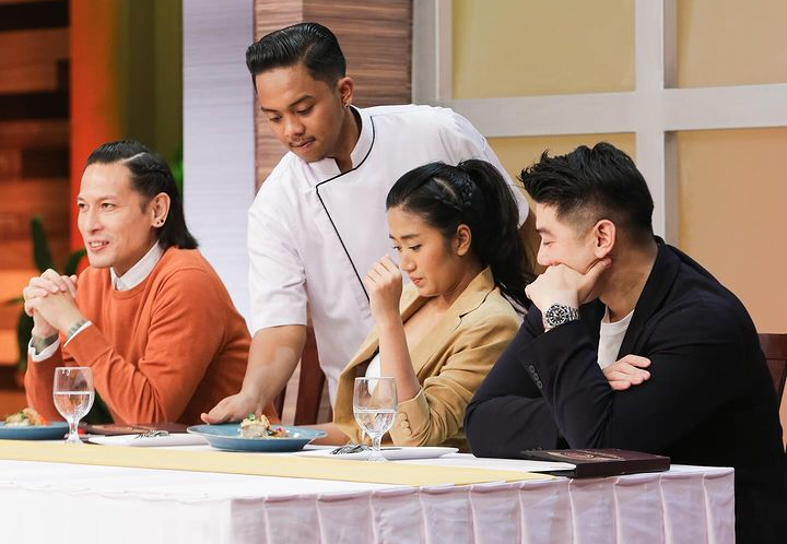 Viral isu CV Executive Chef, Kiki MasterChef Indonesia beri klarifikasi (Foto: Kiki saat serving dish dari belakang sebelah kanan untuk para juri). (Intagram Rizkisyah Putra Singarimbun, @kiki.mci11)