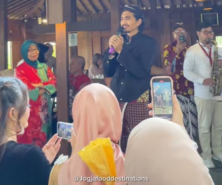 Duta Sheila On 7 Kedapatan Menyanyi di Acara Nikahan Warga, Netizen: MC sama Penyanyi udah Include?