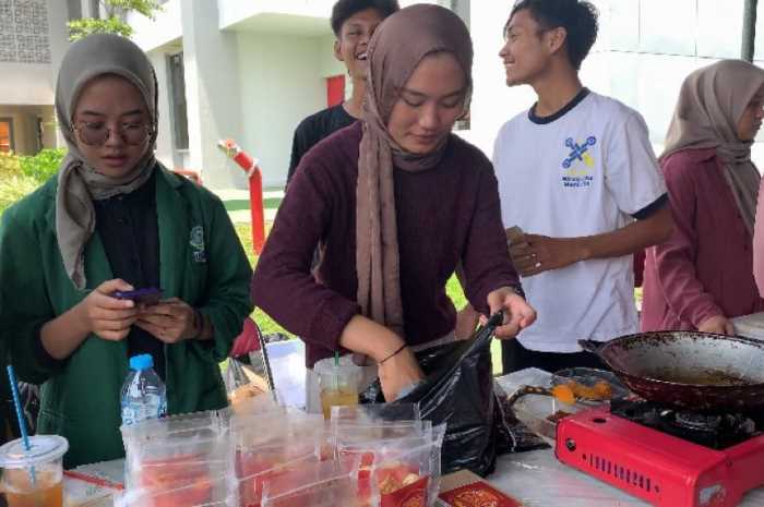 Suasana berjubel Festival Expo Wirausaha oleh peserta Program Wirausaha Merdeka di Politeknik Negeri Semarang pada Kamis (30/11).&nbsp;M. IQBAL AMAR/JAWA POS RADAR SEMARANG