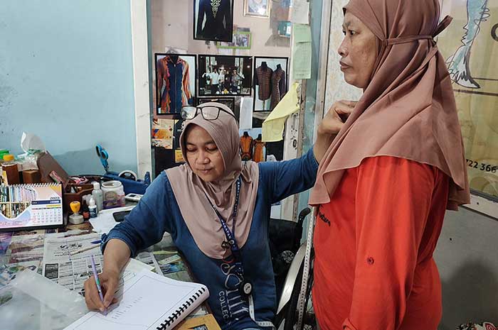 Hidayah Ratna Febriani saat memberikan layanan pada customer di Ida Modiste, Jalan Medoho Raya. IDA FADILAH/JAWA POS RADAR SEMARANG