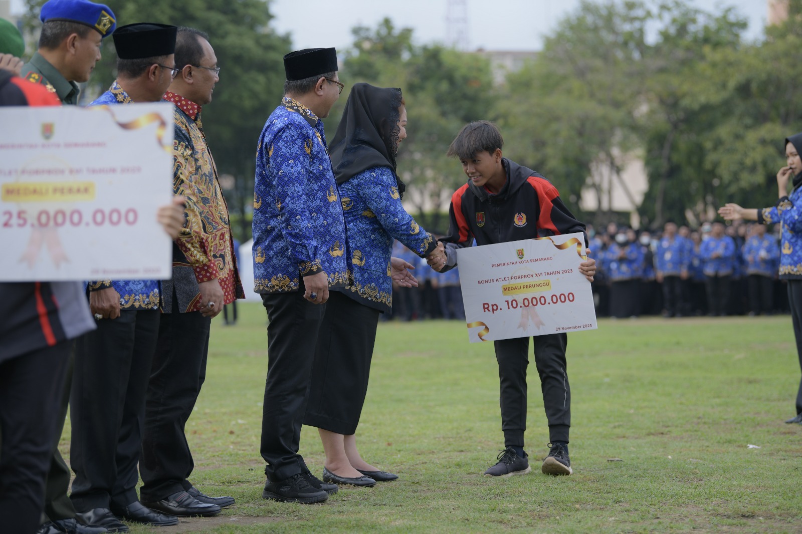Wali kota Semarang Hevearita Gunaryanti Rahayu Menyerahkan Penghargaan kepada Atlet Berprestasi dalam Porprov dan Popda saat peringatan HUT ke-52 KORPRI di lapangan Simpanglima belum lama ini.