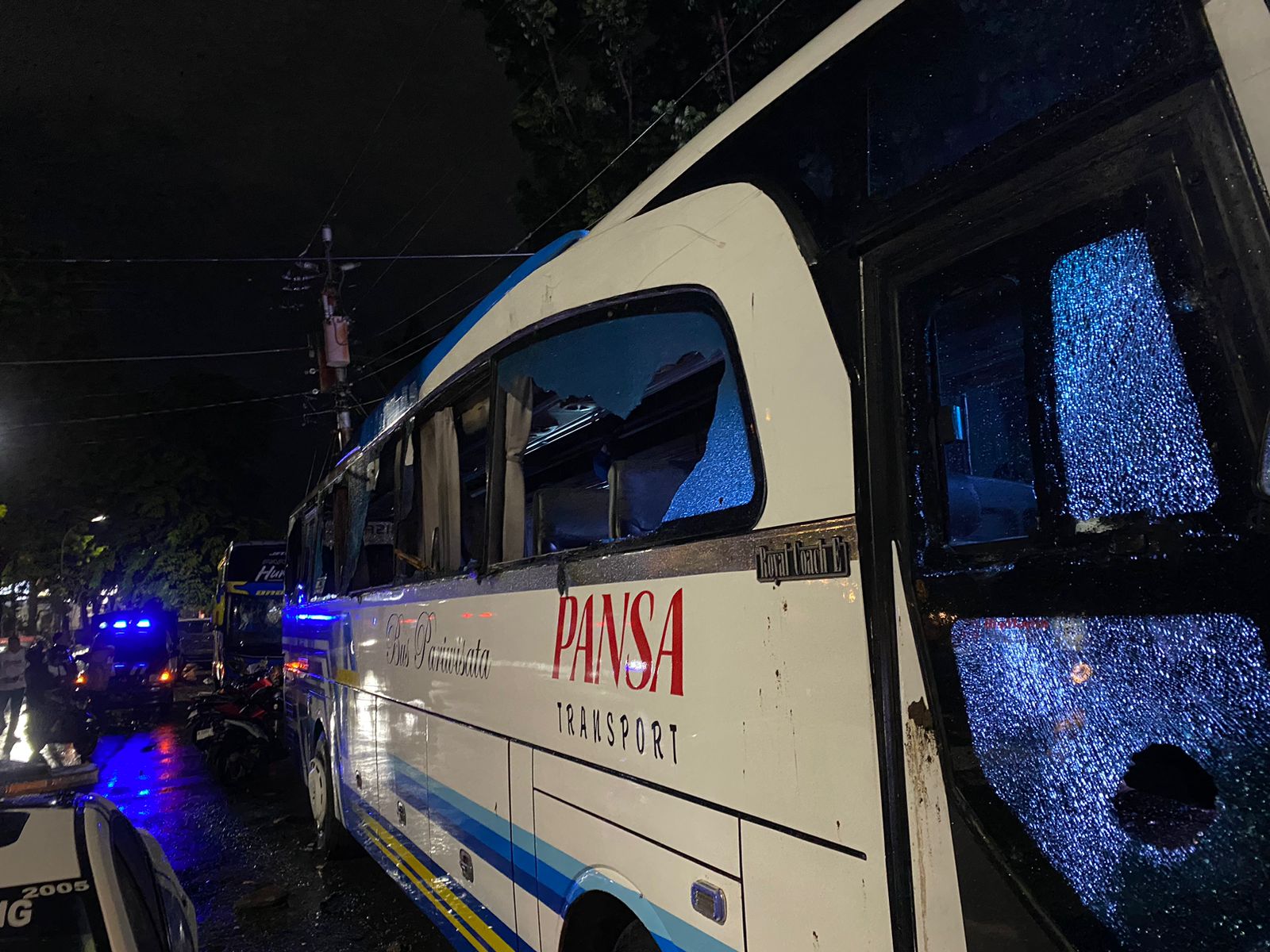 Salah satu bus suporter PSS yang dirusak. (Istimewa)