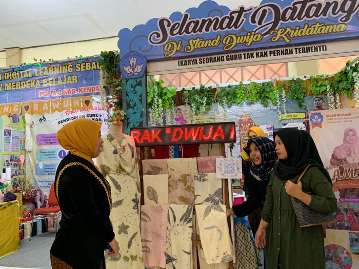 Puluhan guru penggerak saat menunjukkan hasil karyanan dalam panen raya PGP angkatan ke-8 di SMKN 2 Kendal Minggu (3/12).
