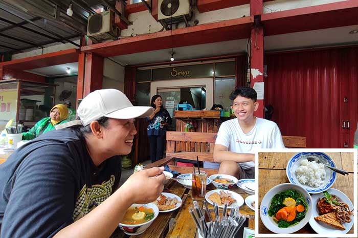 Pengunjung Kurniawan menikmati menu andalan sego bayam iwak panggang Mbak Resa.&nbsp;IDA FADILAH/JAWA POS RADAR SEMARANG