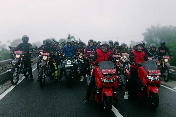 Bupati Wonosobo Afif Nurhidayat mengendarai motor trail meninjau proyek infrastruktur di dua jalan penghubung akses pariwisata yang telah rampung dikerjakan bersama ratusan kades dan camat.