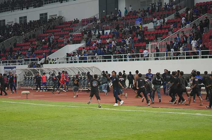 Kericuhan antara suporter PSIS Semarang Snex dengan suporter PSS pecah di Stadion Jatidiri Semarang Minggu (3/12/2023). (Baskoro Septiadi/Jawa Pos Radar Semarang)